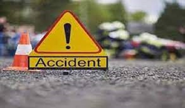 सड़क दुर्घटना में तीन लोगों की मौत