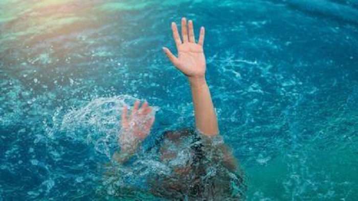 स्वीमिंग पूल में डूबने से मौत