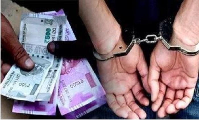 पुलिस के नाम पर एक लाख रुपये की रिश्वत लेते एक  गिरफ्तार