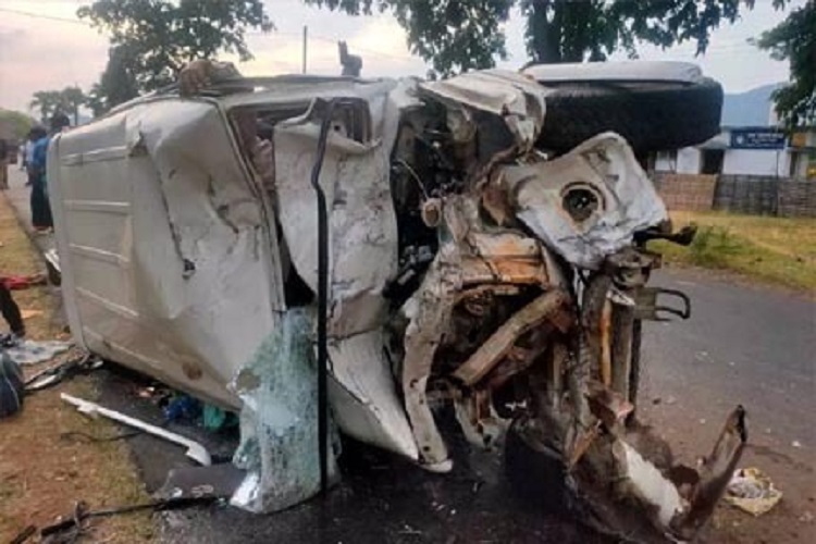 ट्रक ने मारी बोलेरो को टक्कर, 8 लोगों की मौत