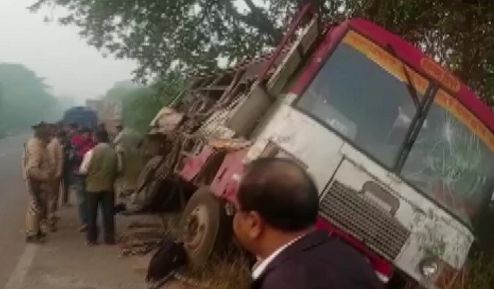 रोडवेज बस और ट्रक की भिड़ंत में 6 लोगों की मौत, 15 घायल