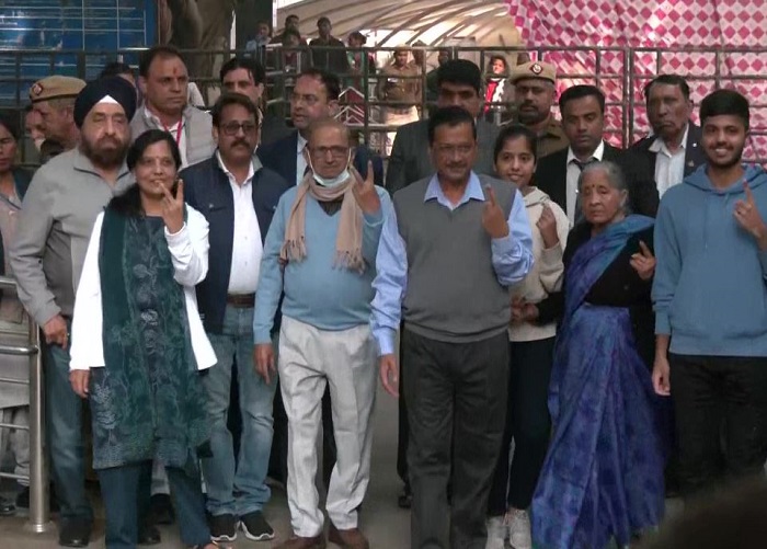दिल्ली नगर निगम चुनाव  नेताओं ने किया मतदान