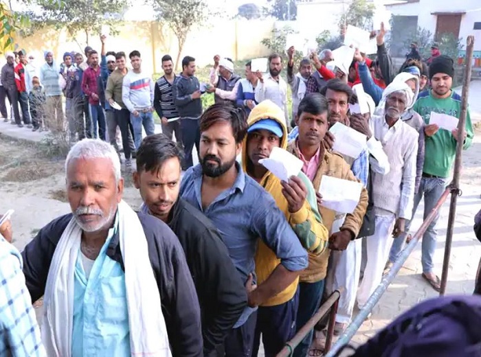 यूपी में मैनपुरी समेत तीन सीटों पर वोटिंग जारी