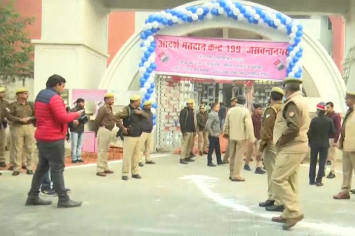 मैनपुरी के आदर्श मतदान केंद्र जसंवतनगर पर कड़ी सुरक्षा व्यस्था