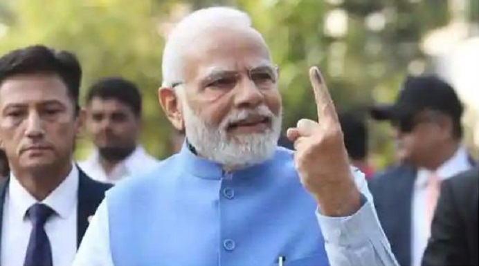 प्रधानमंत्री नरेन्द्र मोदी ने डाला अपना वोट