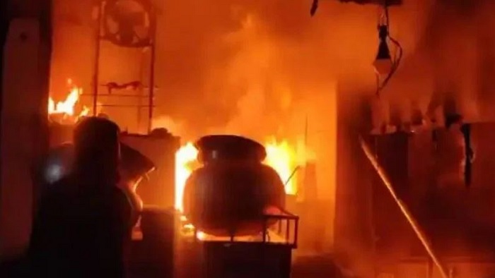 लखनऊ के रेस्टोरेंट में लगी भीषण आग पर काबू