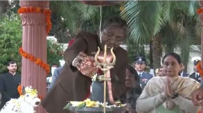 राष्ट्रपति ने मंदिर में पूजा अर्चना