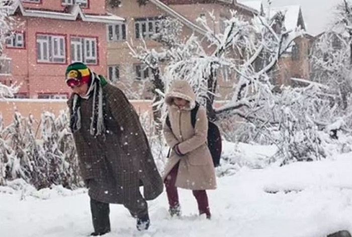 कश्मीर में कंपाने वाली ठंड का प्रकोप जारी