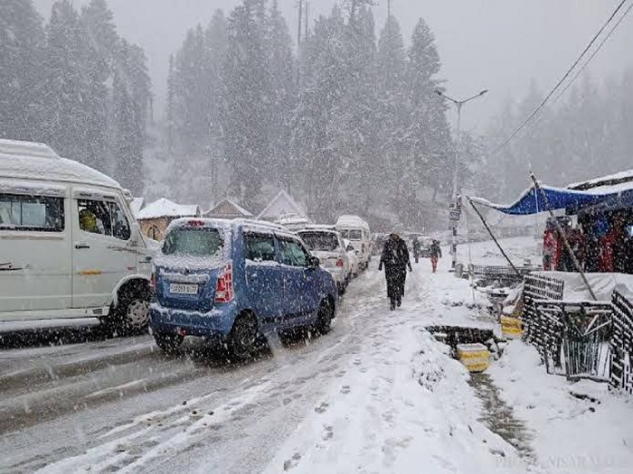 कश्मीर घाटी में हिमपात का दौर जारी