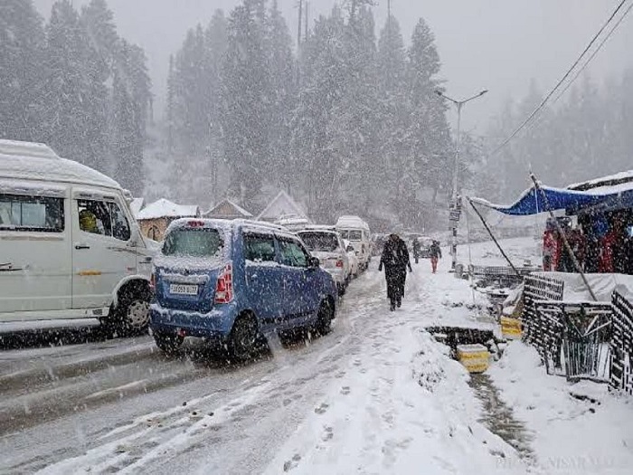 कश्मीर में कड़ाके की ठंड जारी