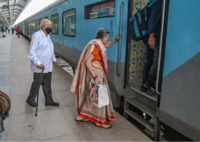 रेल यात्रा में वरिष्ठ नागरिकों की सुविधा बहाली