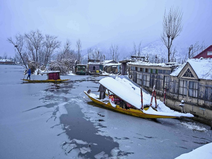 कश्मीर में कड़ाके की ठंड