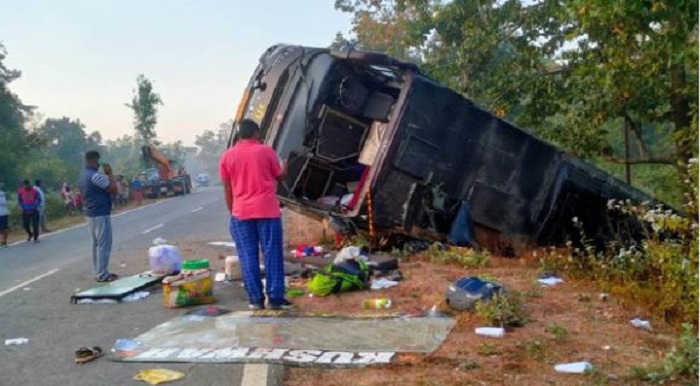 बस दुर्घटना में दो यात्रियों की मौत
