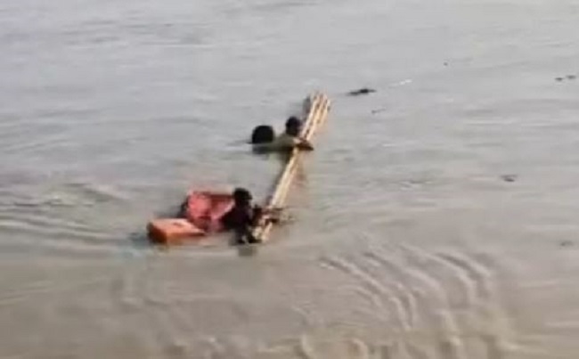 15 लोगों से भरी नाव गंगा में डूबी