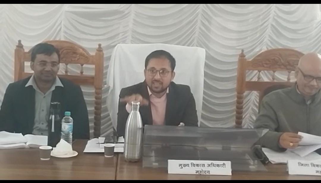 समीक्षा बैठक में सीडीओ गौरव सिंह सोगरवाल