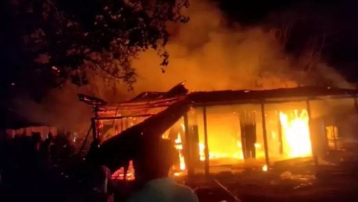 आग से दस घर और दुकानें क्षतिग्रस्त