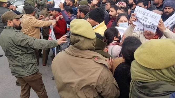 प्रदर्शन कर रहे शिक्षकों पर पुलिस ने बरसायी लाठियां
