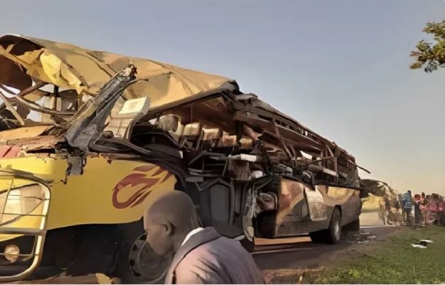 बस के ट्रक से टकराने से 16 की मौत