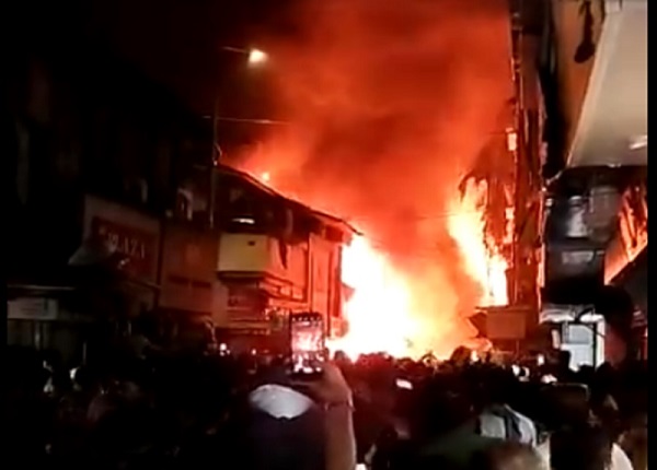 मुंबई के मस्जिद बंदर में 20 दुकानें जलकर खाक