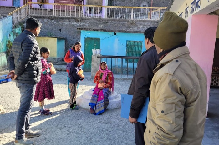जोशीमठ भूस्खलन-धँसाव क्षेत्र घोषित परिवारों को निकाला गया
