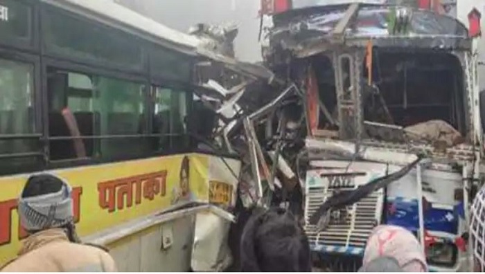 फर्रुखाबाद में ट्रक से टकराई रोडवेज बस