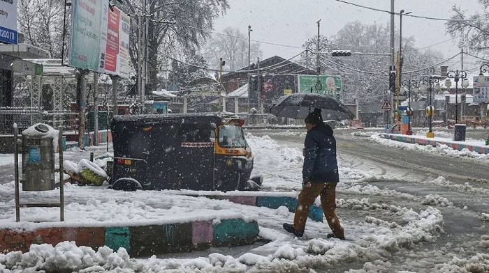 कश्मीर में सर्दी का सितम जारी