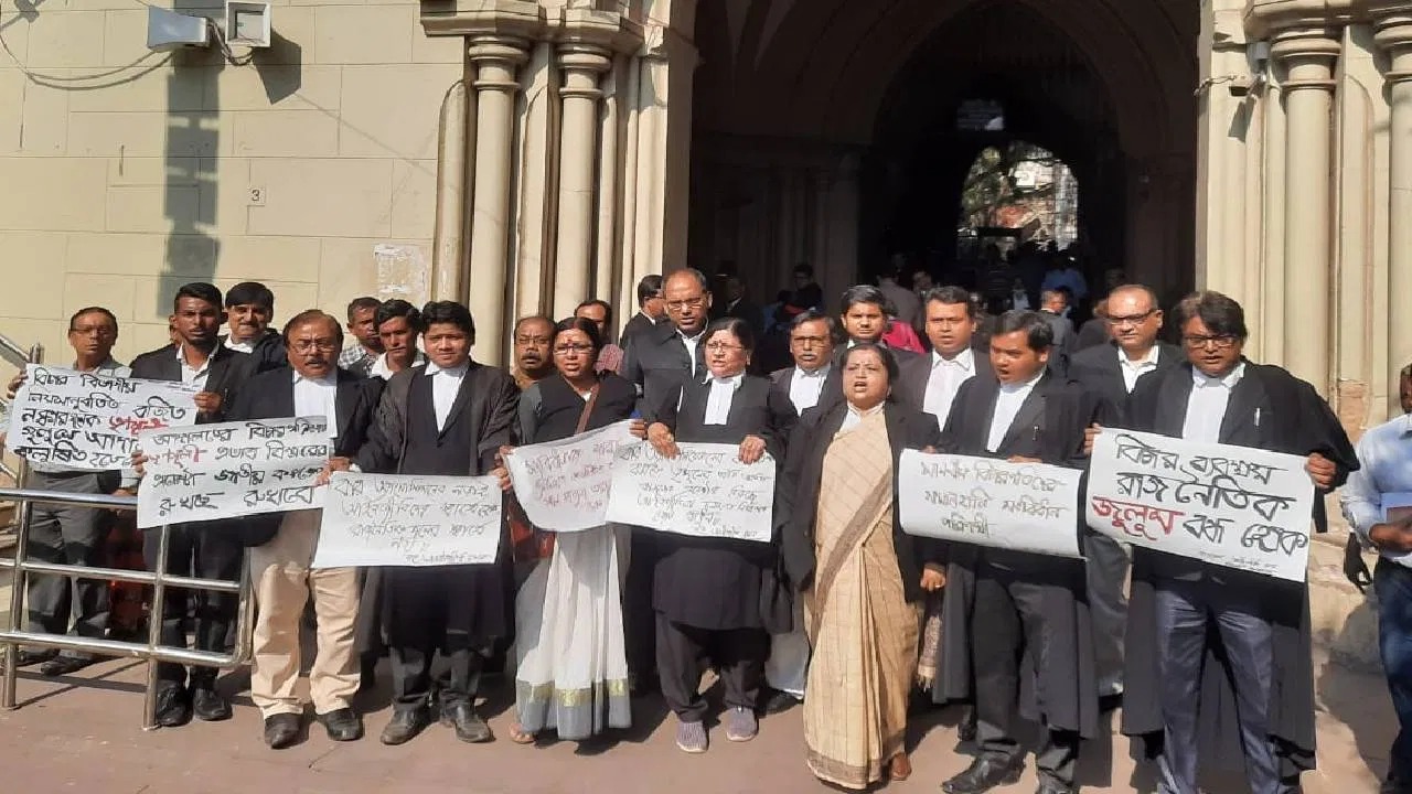 हाईकोर्ट के जस्टिस के कक्ष के बाहर वकीलों का प्रदर्शन