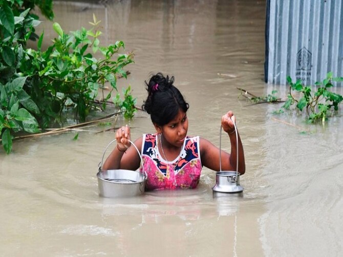 महिलाओं के लिए हर साल की बाढ़ बनी मुसीबत (फाइल)