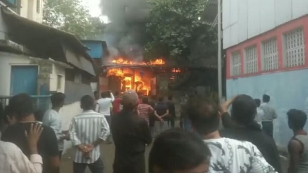 गैंगेस्टर अरुण गवली के पुराने घर दगड़ी चॉल में लगी आग