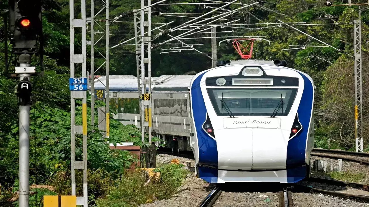 विशाखापत्तनम में वंदे भारत एक्सप्रेस ट्रेन पर पथराव