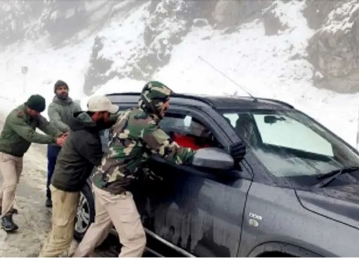 पुलिस ने हिमपात में फंसे 34 पर्यटकों को बचाया
