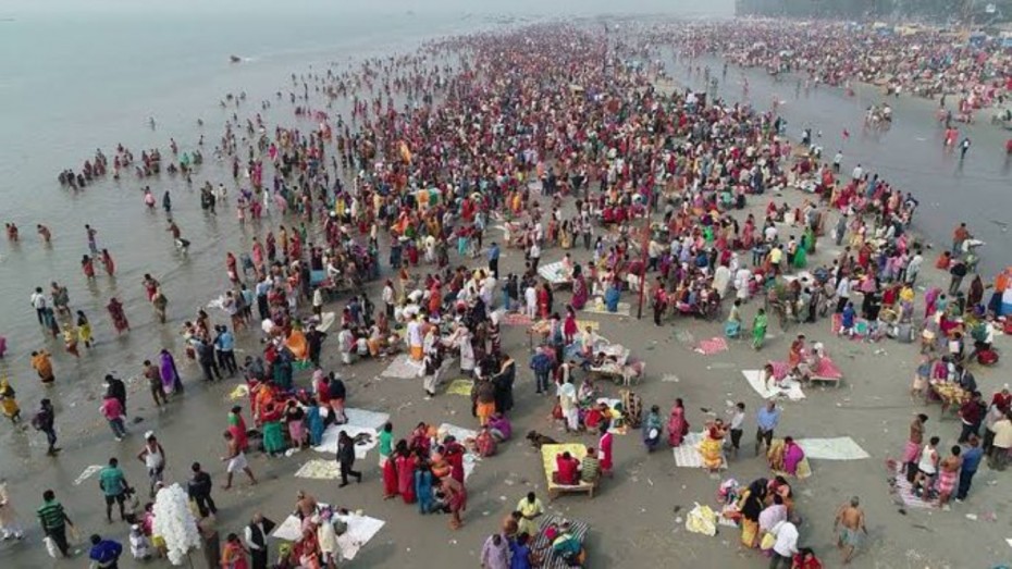 मकर संक्राति पर गंगा सागर में पवित्र स्नान के लिये श्रद्धालुओं की भीड़ (फाइल)