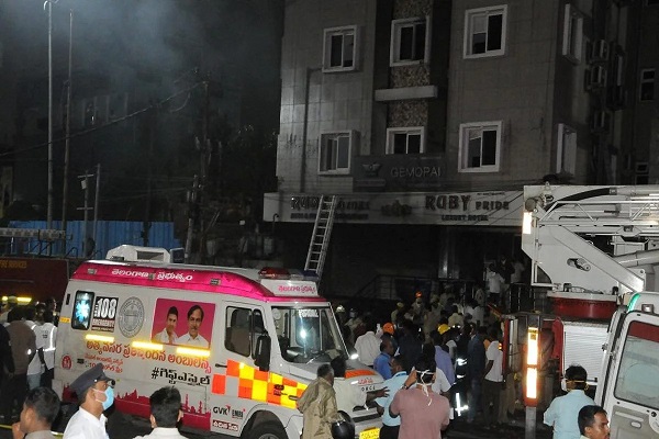 सिकंदराबाद के शॉपिंग मॉल में आग लगी