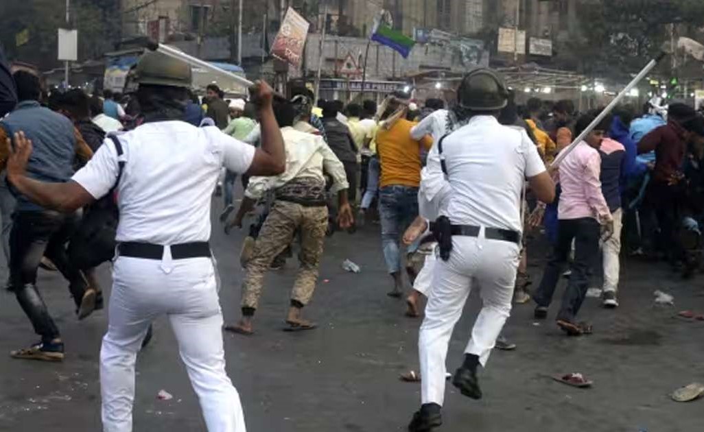 आईएसएफ प्रदर्शनकारियों पर पुलिस का लाठीचार्ज