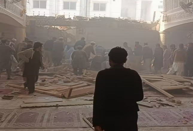 नमाज़ के दौरान मस्जिद में बम विस्फोट