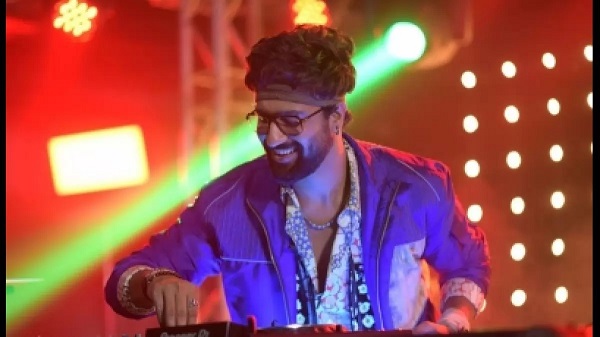 फिल्म 'ऑलमोस्ट प्यार विद डीजे मोहब्बत' से विक्की कौशल का लुक