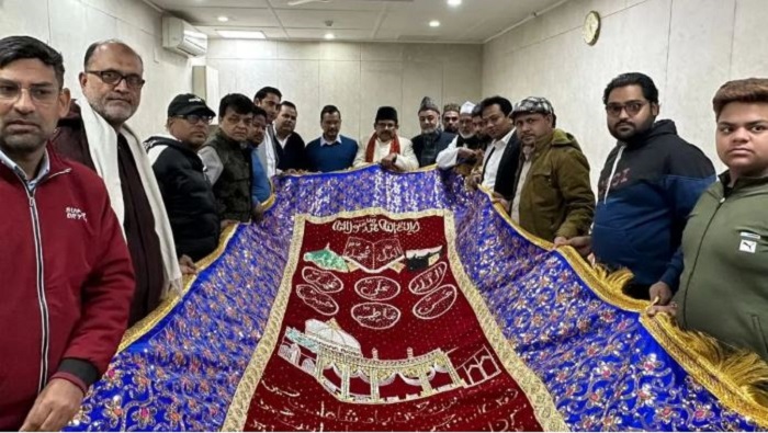 केजरीवाल ने  अजमेर में ख्वाजा मोइनुद्दीन हसन चिश्ती की दरगाह के लिए पवित्र चादर पेश की