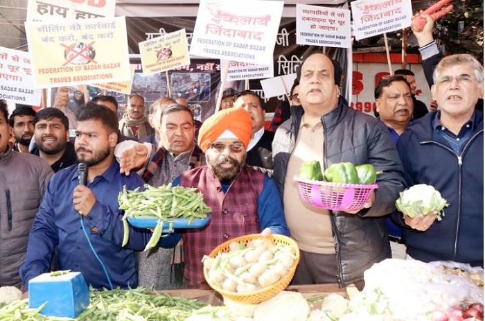 सीलिंग के खिलाफ दाल, सब्जियां लेकर पटरी पर उतरे सदर बाजार के व्यापारी