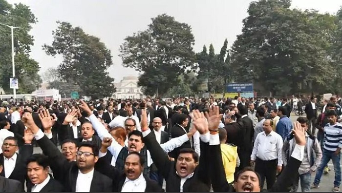 पुलिस प्रशासन के खिलाफ वकीलों का विरोध प्रदर्शन