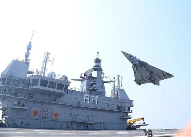 स्वदेशी विमान वाहक पोत आईएनएस विक्रांत पर  मिग-29 की सफल लैंडिंग