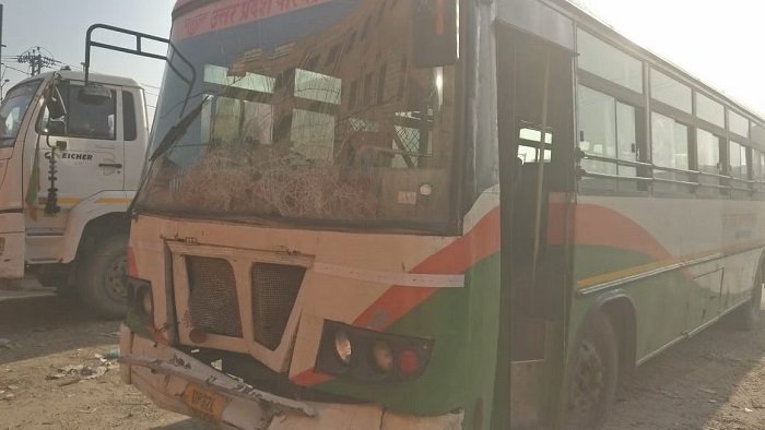 रोडवेज बस की चपेट में आकर 4 लोगों की मौत, 3 घायल