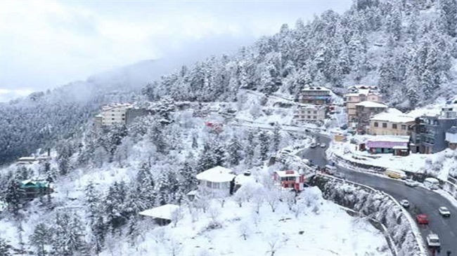 कश्मीर में  हिमपात होने के आसार हैं