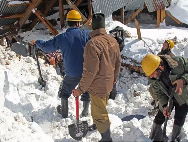 कश्मीर के बांदीपोरा में आया बर्फीला तूफान