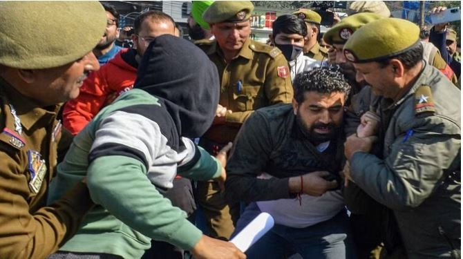 कश्मीरी पंडित कर्मचारियों को पुलिस ने हिरासत में लिया