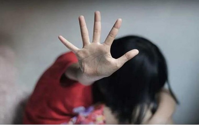 सात वर्षीय दत्तक पुत्री के शारीरिक उत्पीड़न