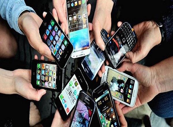 देश में मोबाइल फोन ग्राहकों की संख्या में करोड़ों की वृद्धी (फाइल फोटो)