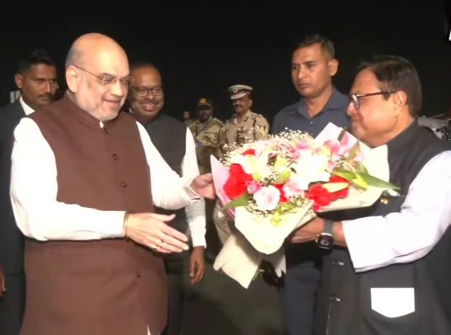 नागपुर एयरपोर्ट पर गृह मंत्री अमित शाह का स्वागत करते सांसद विजय दर्डा
