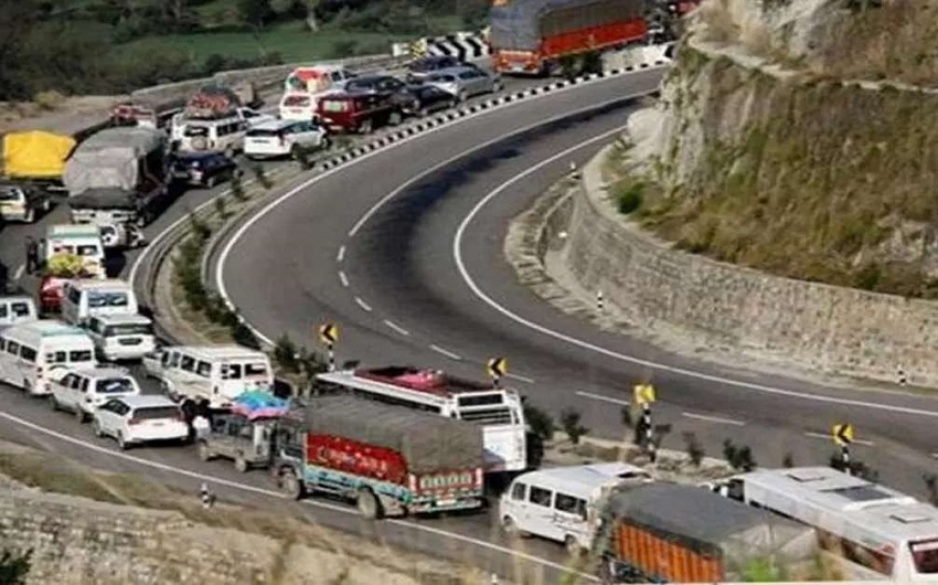 जम्मू-श्रीनगर राष्ट्रीय राजमार्ग पर यातायात रुका