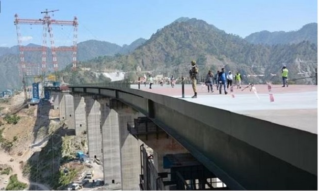 चिनाब रेलवे पुल पर पटरी बिछाने का काम  शुरू
