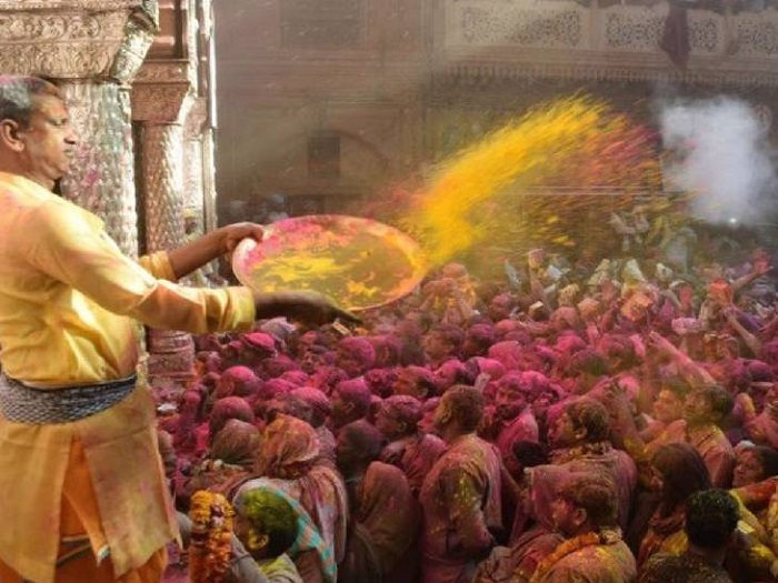 मथुरा के मंदिरों में रंग पर्व होली का उल्लास